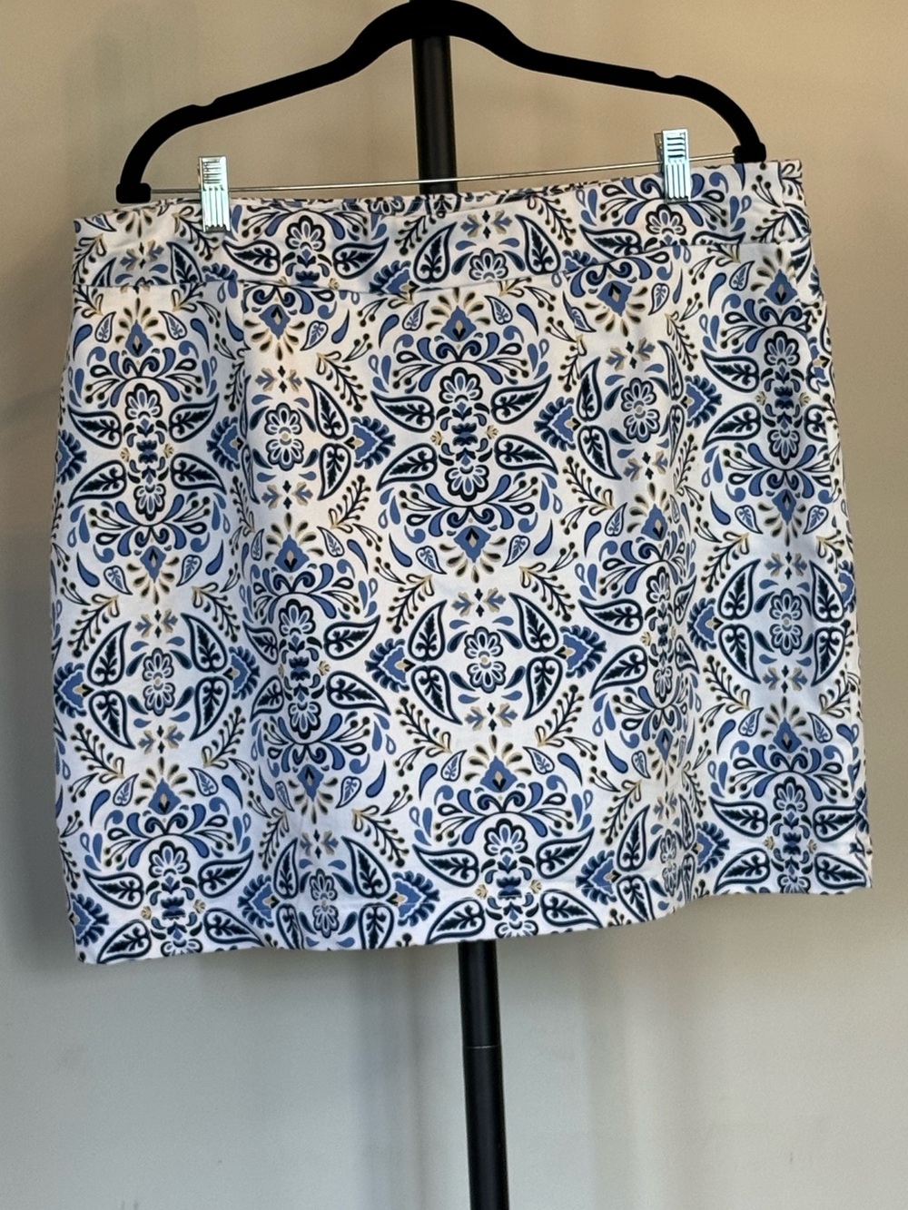 3/$15 croft & barrow White Skort with Blue Floral Tile Print - Picture 2 of 2